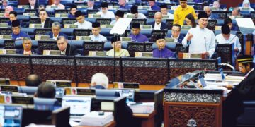 ANWAR Ibrahim ketika membentangkan Belanjawan 2027 bertema ‘Menggapai di Langit, Mengakar
di Bumi’ di Dewan Rakyat, semalam. – BERNAMA