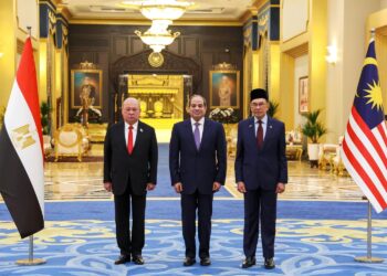 Yang di-Pertuan Agong Sultan Ibrahim berkenan menerima menghadap Presiden Mesir Abdel Fattah El-Sisi (tengah) di Istana Negara semalam sempena lawatan negara pertamanya ke Malaysia sejak memegang jawatan pada 2014. Turut sama Perdana Menteri Datuk Seri Anwar Ibrahim (kanan).Lawatan negara itu bertujuan memperkukuh hubungan diplomatik serta memperluas kerjasama dua hala demi manfaat rakyat kedua-dua negara. - BERNAMA