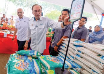 ANWAR Ibrahim diiringi Armizan Mohd. Ali melawat ruang jualan sempena Program Sentuhan Kasih Madani di Stadium Hang Jebat, Melaka semalam. – BERNAMA