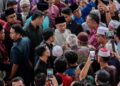 ANWAR Ibrahim beramah mesra dengan jemaah selepas menunaikan solat Jumaat di Masjid 
Al-Muqarrabin, Bandar Tasik Selatan, semalam. – BERNAMA
