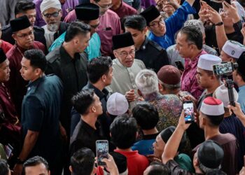 ANWAR Ibrahim beramah mesra dengan jemaah selepas menunaikan solat Jumaat di Masjid 
Al-Muqarrabin, Bandar Tasik Selatan, semalam. – BERNAMA