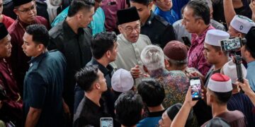 ANWAR Ibrahim beramah mesra dengan jemaah selepas menunaikan solat Jumaat di Masjid 
Al-Muqarrabin, Bandar Tasik Selatan, semalam. – BERNAMA