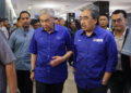 Ahmad Zahid Hamidi bersama Naib Presiden UMNO, Datuk Seri Johari Ghani selepas mempengerusikan Mesyuarat BN di Pusat Dagangan Antarabangsa Melaka (MITC), Ayer Keroh, Melaka, malam tadi. --fotoBERNAMA