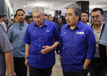 Ahmad Zahid Hamidi bersama Naib Presiden UMNO, Datuk Seri Johari Ghani  selepas mempengerusikan Mesyuarat BN di Pusat Dagangan Antarabangsa Melaka (MITC), Ayer Keroh, Melaka, malam tadi. --fotoBERNAMA