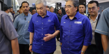 Ahmad Zahid Hamidi bersama Naib Presiden UMNO, Datuk Seri Johari Ghani selepas mempengerusikan Mesyuarat BN di Pusat Dagangan Antarabangsa Melaka (MITC), Ayer Keroh, Melaka, malam tadi. --fotoBERNAMA