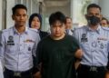 HAUR Raeven Gowyha ketika dibawa bagi berdepan tiga pertuduhan memandu secara berbahaya sehingga menyebabkan kematian seorang kanak-kanak 5 tahun di Mahkamah Majistret, di sini hari ini. - UTUSAN/SHIDDIEQIIN ZON