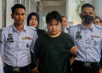 HAUR Raeven Gowyha ketika dibawa bagi berdepan tiga pertuduhan memandu secara berbahaya sehingga menyebabkan kematian seorang kanak-kanak 5 tahun di Mahkamah Majistret, di sini hari ini. - UTUSAN/SHIDDIEQIIN ZON