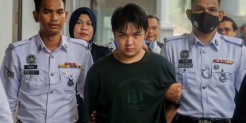 HAUR Raeven Gowyha ketika dibawa bagi berdepan tiga pertuduhan memandu secara berbahaya sehingga menyebabkan kematian seorang kanak-kanak 5 tahun di Mahkamah Majistret, di sini hari ini. - UTUSAN/SHIDDIEQIIN ZON