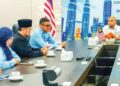 IZIZAM Ibrahim Adi (dua dari kanan) dalam mesyuarat bersama Muhamad Danial Atif Nasiren (kanan) di Pejabat Konsulat Malaysia
di Songkhla, Thailand semalam. – UTUSAN/RAZALI ZAKARIA