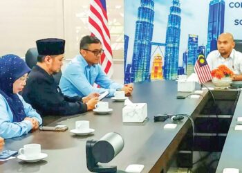 IZIZAM Ibrahim Adi (dua dari kanan) dalam mesyuarat bersama Muhamad Danial Atif Nasiren (kanan) di Pejabat Konsulat Malaysia 
di Songkhla, Thailand semalam. – UTUSAN/RAZALI ZAKARIA
