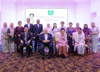 Tuanku Syed Sirajuddin Jamalullail dan Tuanku Tengku Fauziah Tengku Abdul Rashid berkenan bergambar bersama para penerima Anugerah Wanita dalam Teknologi YTF 2026 sempena Sambutan Ulang Tahun Ke-80 Raja Perempuan Perlis di sebuah hotel di ibu negara malam tadi. Berangkat sama Tuanku Syed Faizuddin Putra Jamalullail dan Tuanku Dr Hajah Lailatul Shahreen Akashah Khalil -UTUSAN/FARIZ RUSADIO