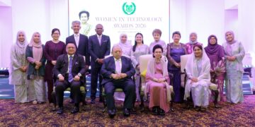 Tuanku Syed Sirajuddin Jamalullail dan Tuanku Tengku Fauziah Tengku Abdul Rashid berkenan bergambar bersama para penerima Anugerah Wanita dalam Teknologi YTF 2026 sempena Sambutan Ulang Tahun Ke-80 Raja Perempuan Perlis di sebuah hotel di ibu negara malam tadi. Berangkat sama Tuanku Syed Faizuddin Putra Jamalullail dan Tuanku Dr Hajah Lailatul Shahreen Akashah Khalil -UTUSAN/FARIZ RUSADIO
