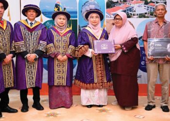 NAIB Canselor  Universiti Malaysia Terengganu (UMT), Prof. Dr. Suriyani Muhamad (tiga dari kanan) menyampaikan sijil anumerta kepada Rohanah Md. Rejab dan Hassan Sarbini (kanan) pada Istiadat Konvokesyen Ke-24 UMT di Dewan Sultan Mizan, Kuala Nerus, Terengganu semalam.