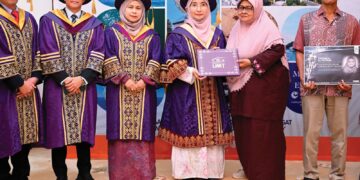 NAIB Canselor  Universiti Malaysia Terengganu (UMT), Prof. Dr. Suriyani Muhamad (tiga dari kanan) menyampaikan sijil anumerta kepada Rohanah Md. Rejab dan Hassan Sarbini (kanan) pada Istiadat Konvokesyen Ke-24 UMT di Dewan Sultan Mizan, Kuala Nerus, Terengganu semalam.