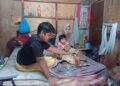 MUHAMMAD Elias Bahari Maskeri (kiri) menjaga ibunya, Siti Hajar Abdullah dan adiknya, Siti Nur Ain di rumah sewa mereka di Kampung Bakar Kapor, Sungai Petani, Kedah semalam.