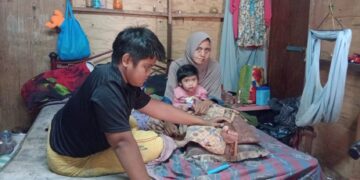 MUHAMMAD Elias Bahari Maskeri (kiri) menjaga ibunya, Siti Hajar Abdullah dan adiknya, Siti Nur Ain di rumah sewa mereka di Kampung Bakar Kapor, Sungai Petani, Kedah semalam.