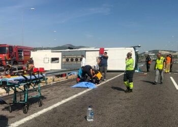 ANGGOTA bomba dan petugas pertolongan cemas menjalankan operasi di lokasi nahas bas pelancong yang bertembung dengan sebuah trak di Manisa, barat Turkiye. - AFP