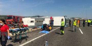 ANGGOTA bomba dan petugas pertolongan cemas menjalankan operasi di lokasi nahas bas pelancong yang bertembung dengan sebuah trak di Manisa, barat Turkiye. - AFP