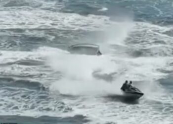 SEBUAH bot karam akibat perbuatan dua lelaki menaiki jet ski (kanan). - 9News