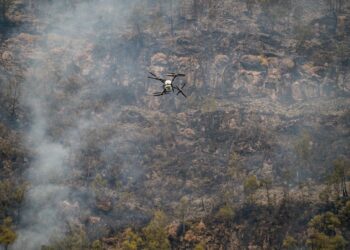 DRON membawa air digunakan untuk memadamkan kebakaran hutan di Taman Negara Bromo Tengger Semeru. - AFP