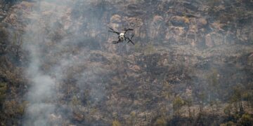 DRON membawa air digunakan untuk memadamkan kebakaran hutan di Taman Negara Bromo Tengger Semeru. - AFP
