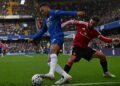 PEMAIN Tengah, Chelsea Morgan Rogers (kiri) diasak tonggak Manchester
United, Bruno Fernandes pada aksi Liga Perdana Inggeris (EPL) di Stamford Bridge, malam ini.-AFP