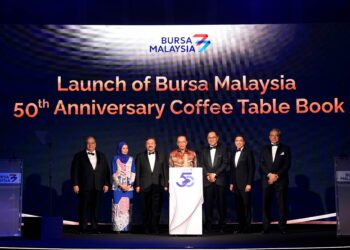 ANWAR Ibrahim (empat kiri) bersama barisan dif kehormat semasa Majlis Pelancaran Coffee Table Book sempena Ulang Tahun Ke-50 Bursa Malaysia, di sini hari ini.