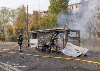 SEBUAH bas hangus di serang Russia di Kramatorsk. - AFP