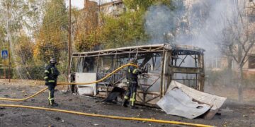 SEBUAH bas hangus di serang Russia di Kramatorsk. - AFP