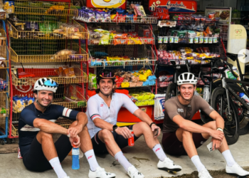GELAGAT pelumba Formula Satu (F1), Carlos Sainz Jr. (tengah) bergambar di hadapan sebuah kedai runcit bernama ‘Pit Stop’ di Langkawi menarik perhatian pengguna media sosial.