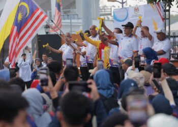 KHAIRUDIN Abu Hanipah melepaskan peserta larian sempena Hari Sukan Negara Peringkat Negeri Perak 2026 di Kompleks Belia dan Sukan Negeri Perak di Ipoh hari ini.