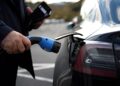 GAMBAR fail sebuah kereta elektrik dicas. - AFP
