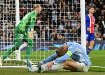 Penyerang Manchester City, Erling Haaland kecewa selepas cubaannya menjaringkan gol gagal dalam kempen Liga Juara-Juara Eropah menentang Paris Saint Germain (PSG) di Stadium Etihad, Manchester, semalam. - AFP