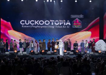 PENGURUSAN dan duta jenama CUCKOO Malaysia bersama-sama dalam upacara memotong kek bagi meraikan ulang tahun ke-12 #SAMASAMAHealthier bersama komuniti di Stadium Merdeka.