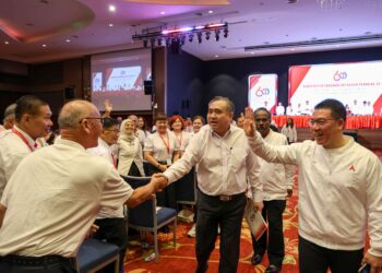 NGA Kor Ming (kanan) mengiringi  Anthony Loke Siew Fook (tengah) pada Konvensyen Tahunan DAP Negeri Perak Ke-24 di Ipoh hari  ini.