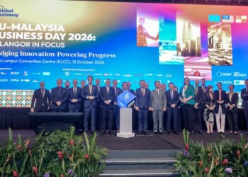 JOHARI Abdul Ghani (depan, lima dari kiri) merasmikan pembukaan Hari Perniagaan EU-Malaysia 2026: Tumpuan kepada Selangor di Pusat Konvensyen Kuala Lumpur, semalalm. - UTUSAN/M. FIRDAUS M. JOHARI