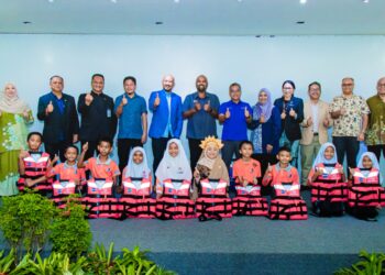 KESELAMATAN murid Sekolah Kebangsaan (SK) Gantisan, Sabah yang menggunakan bot untuk ke sekolah setiap hari mendapat perhatian syarikat korporat menerusi penyediaan jaket keselamatan bersaiz kanak-kanak.
