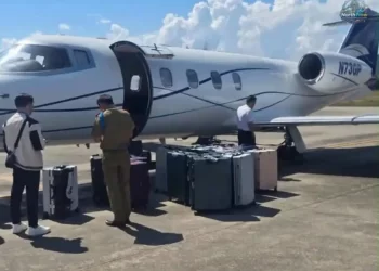 PIHAK berkuasa memeriksa sebuah pesawat peribadi yang kemudian menemukan 521 kilogram methamphetamine di Lapangan Terbang Antarabangsa Luang Prabang, Laos.-Lao Security Newspaper/