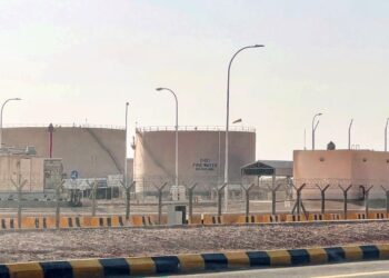 SEBUAH depot minyak berhampiran Lapangan Terbang Antarabangsa King Khalid di Riyadh. - AFP