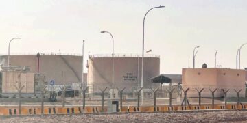 SEBUAH depot minyak berhampiran Lapangan Terbang Antarabangsa King Khalid di Riyadh. - AFP