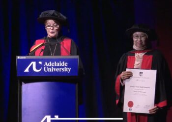 DR. Suraya Hani Kamsani (kanan), menerima ijazah Doktor Falsafah (PhD) daripada University of Adelaide, Australia.