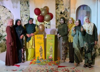 NURUL Hidayah (tiga dari kiri) semasa majlis pelancaran produk baharu Anggun Singset Koffee oleh ESD Global