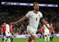 Penyerang England, Harry Kane meraikan gol ketiga pasukannya menentang Republik Czech dalam saingan Liga Negara-Negara di Stadium Wembley, London, semalam. - AFP