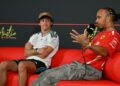 Kimi Antonelli (kiri) bersama pelumba pasukan Ferrari, Lewis Hamilton dalam saidang akhbar menjelang perlumbaan Grand Prix Amerika Syarikat di Austin, semalam. - AFP