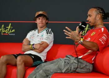 Kimi Antonelli (kiri) bersama pelumba pasukan Ferrari, Lewis Hamilton dalam saidang akhbar menjelang perlumbaan Grand Prix Amerika Syarikat di Austin, semalam. - AFP