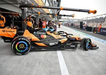 Pelumba Britain, Lando Norris menyertai sesi latihan bebas di Marina Bay, semalam menjelang perlumbaan Formula Satu (F1) Grand Prix Singapura hari ini. - AFP
