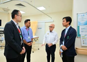MOHAMAD Zaini Salleh (dua dari kanan) ketika mengadakan lawatan rasmi ke Sena Specialist Hospital Bentong di Bentong, Pahang.