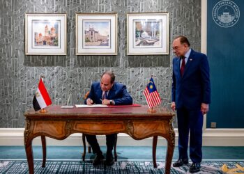 ANWAR Ibrahim bersama Abdel Fattah El-Sisi sempena lawatan negara Presiden Mesitlr itu ke Malaysia. - FB ANWAR IBRAHIM
