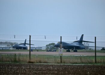 GAMBAR fail dua pesawat pengebom Amerika Syarikat (AS) di Pangkalan Tentera Udara Diraja Britain (RAF) Fairford, Britain. - AFP