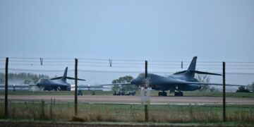 GAMBAR fail dua pesawat pengebom Amerika Syarikat (AS) di Pangkalan Tentera Udara Diraja Britain (RAF) Fairford, Britain. - AFP